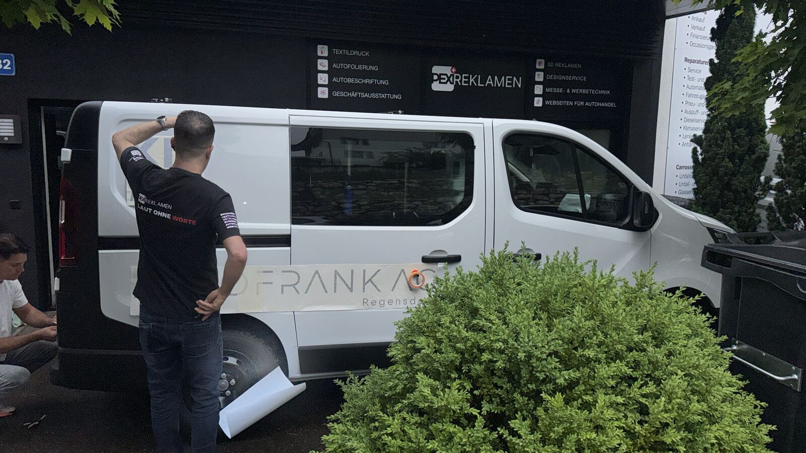 KINTEC Ausstellungsfahrzeug bei der Beschriftung bei der Autofrank AG in Regensdorf