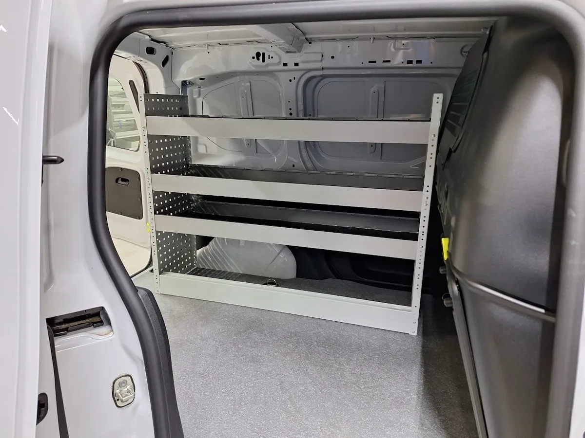 Fiat Doblò L1 für Facility Management, KINTEC Fahrzeugeinrichtung