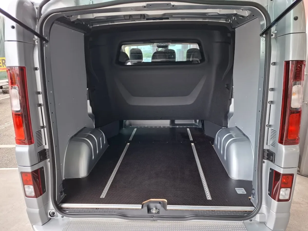 Renault Trafic L2: Bodenplatte, Wandverkleidung und Ladungssicherung, KINTEC Fahrzeugeinrichtung
