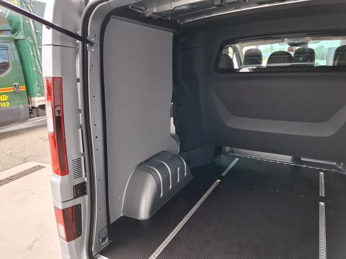 Renault Trafic L2: Bodenplatte, Wandverkleidung und Ladungssicherung, KINTEC Fahrzeugeinrichtung