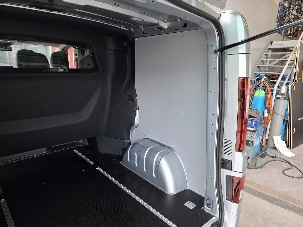 Renault Trafic L2: Bodenplatte, Wandverkleidung und Ladungssicherung, KINTEC Fahrzeugeinrichtung