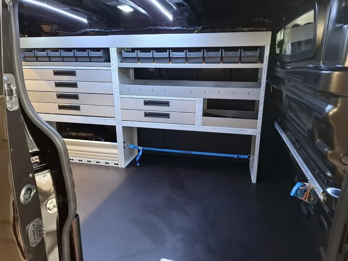 Renault Trafic L2 für die Haustechnik: Fahrzeugeinrichtung, Ladungssicherung und Bodenplatte, KINTEC Fahrzeugeinrichtung