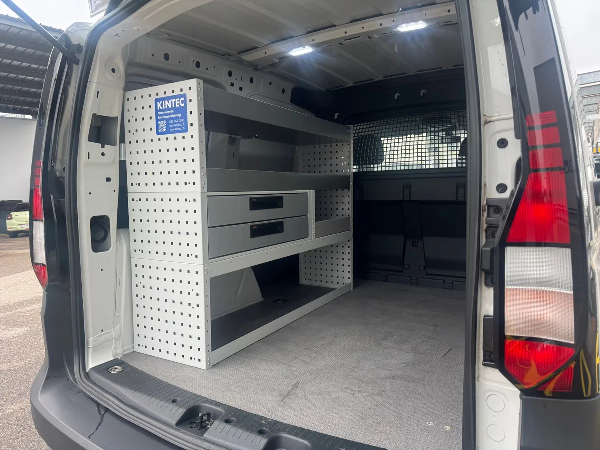 VW Caddy L1 für DM Malergeschäft AG: Fahrzeugeinrichtung und Dachträger, KINTEC Fahrzeugeinrichtung