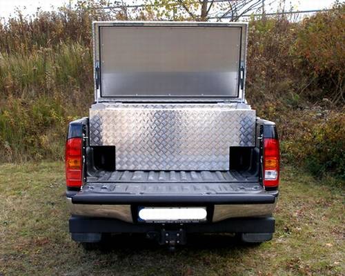 AluBox auf einem Pickup mit Doppelkabine