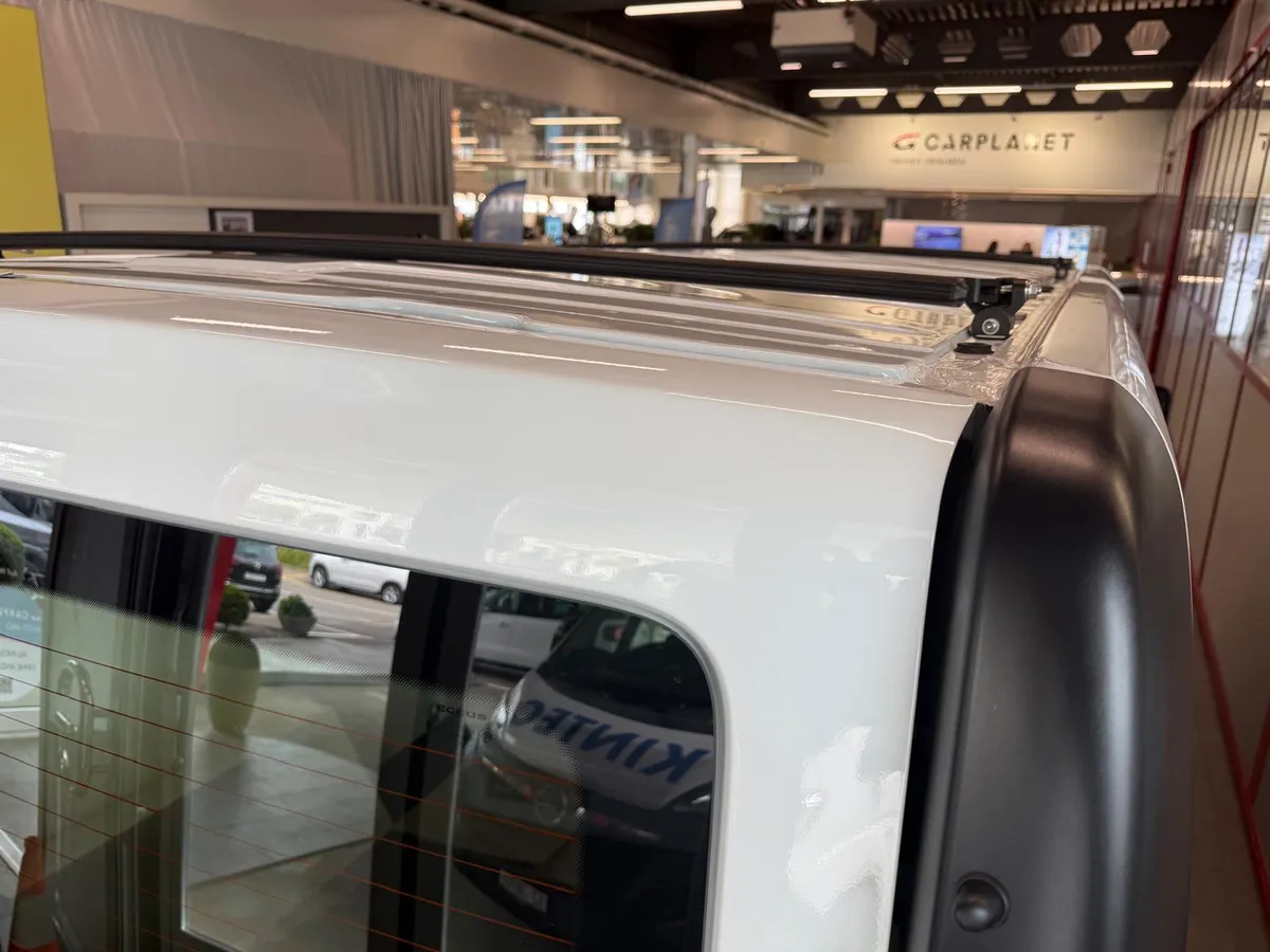 Klappbarer Dachträger Q07 montiert auf einem Renault Trafic, Bild 5