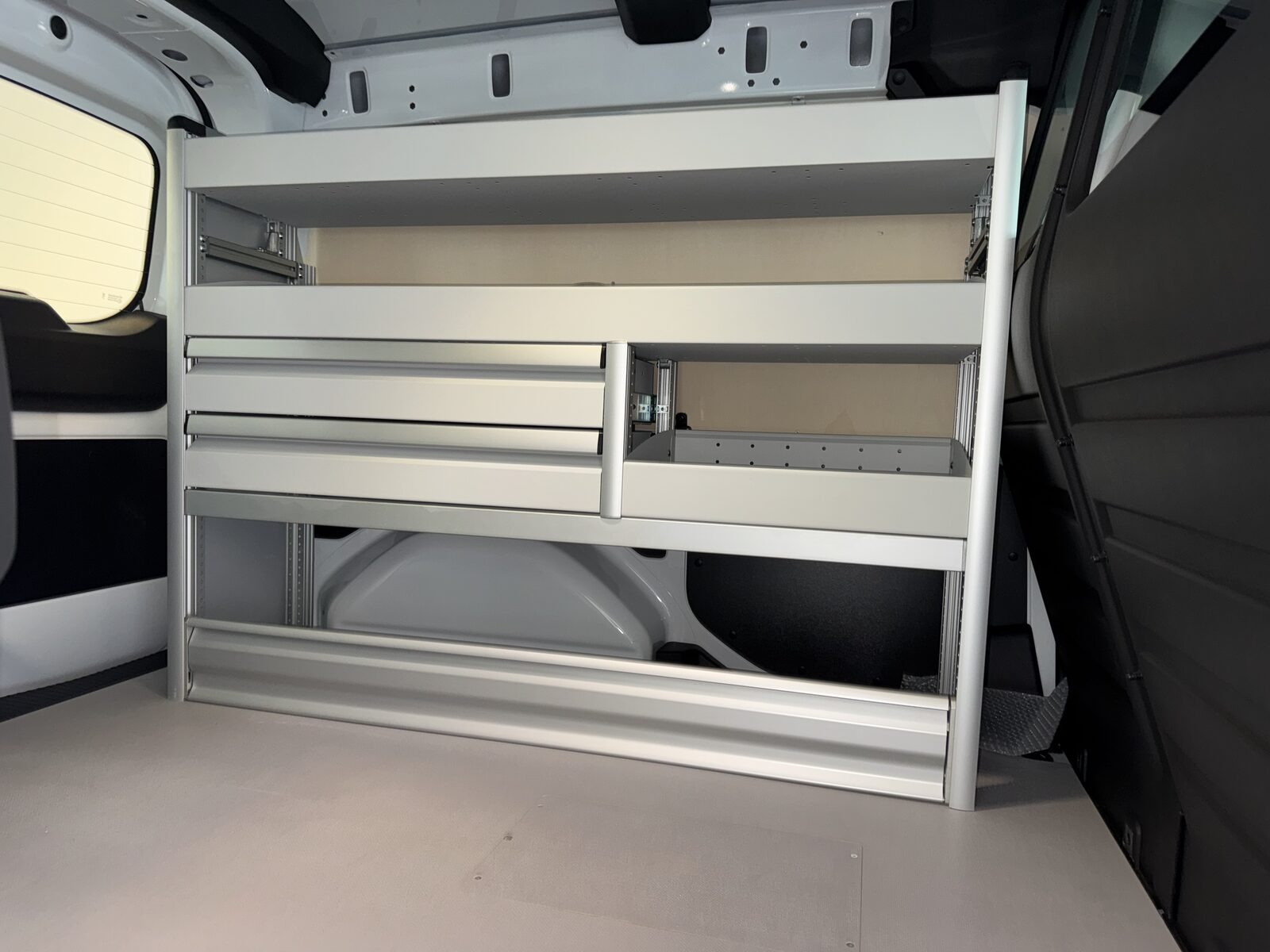 Renault Kangoo mit Aluminium Einrichtung Bild 4