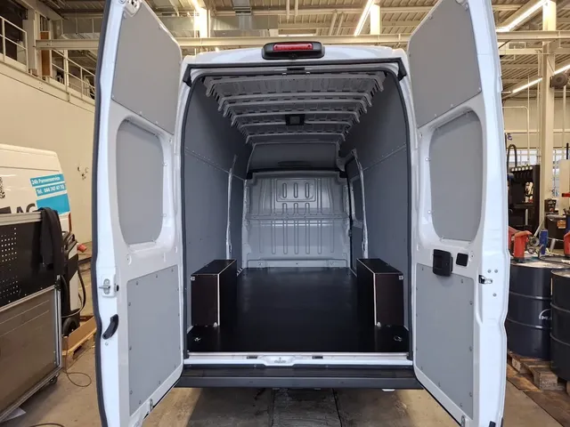 Fiat Ducato L4 für einen Lieferdienst: Bodenplatte und Wandverkleidung