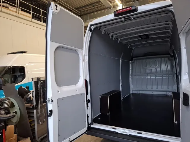 Fiat Ducato L4 für einen Lieferdienst: Bodenplatte und Wandverkleidung Bild 2