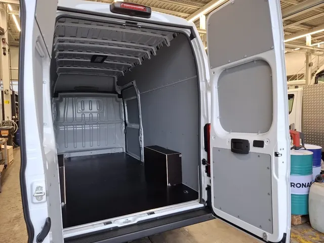 Fiat Ducato L4 für einen Lieferdienst: Bodenplatte und Wandverkleidung Bild 3