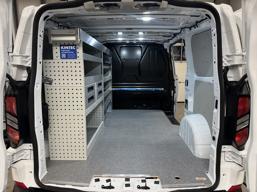 Fahrzeugeinrichtung im Ford Transit Custom, Heckansicht mit Regalen und Schubladen