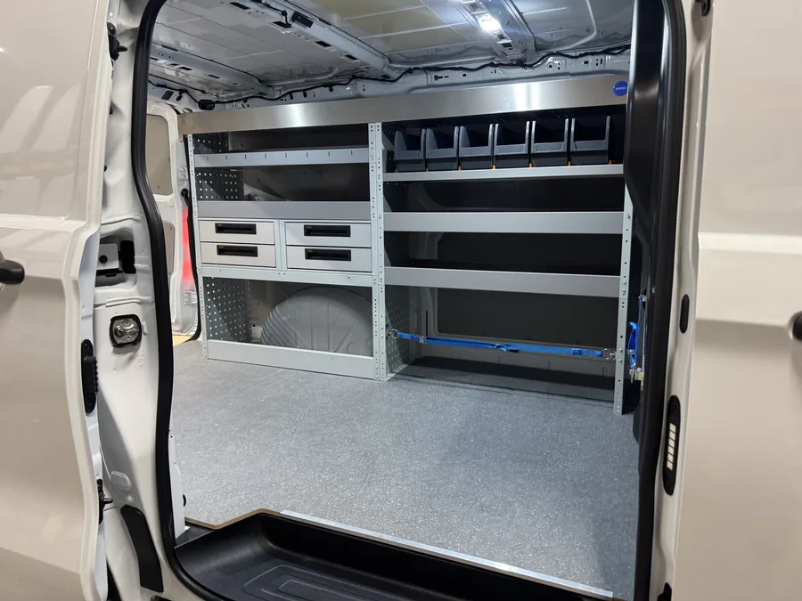 Regalsystem mit Schubladen und Kleinteilboxen im Ford Transit Custom