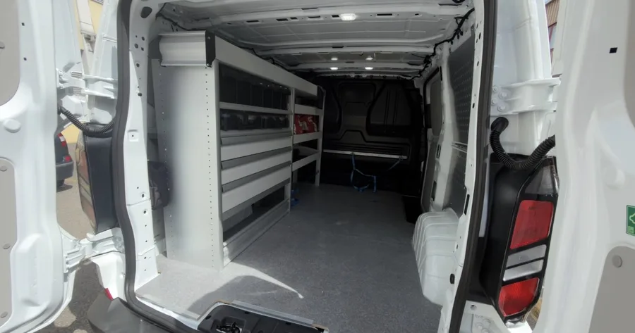 Laderaum mit Bodenplatte und Zurrschiene im Ford Transit Custom