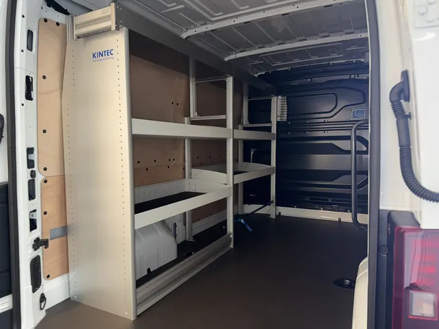 Laderaum mit Bodenplatte im Renault Master