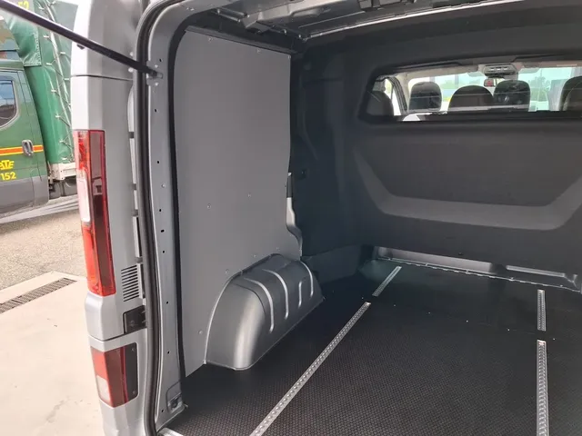 Renault Trafic L2: Bodenplatte, Wandverkleidung und Ladungssicherung Bild 2