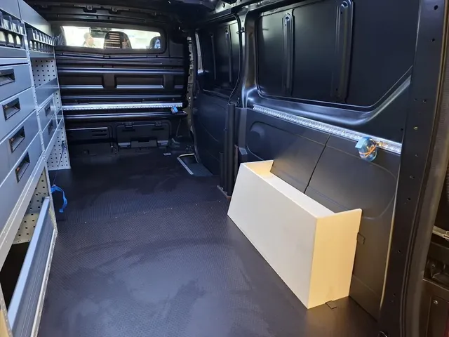 Renault Trafic L2 für die Haustechnik: Fahrzeugeinrichtung, Ladungssicherung und Bodenplatte Bild 3