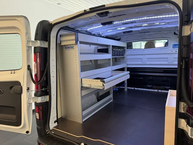 Renault Trafic für den Montageservice Bild 4