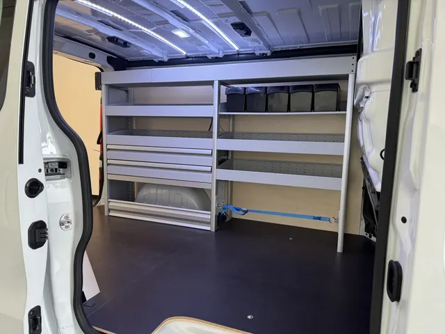 Renault Trafic für den Montageservice Bild 5
