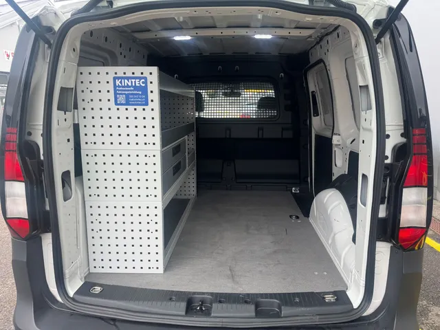VW Caddy L1 für DM Malergeschäft AG: Fahrzeugeinrichtung und Dachträger Bild 1