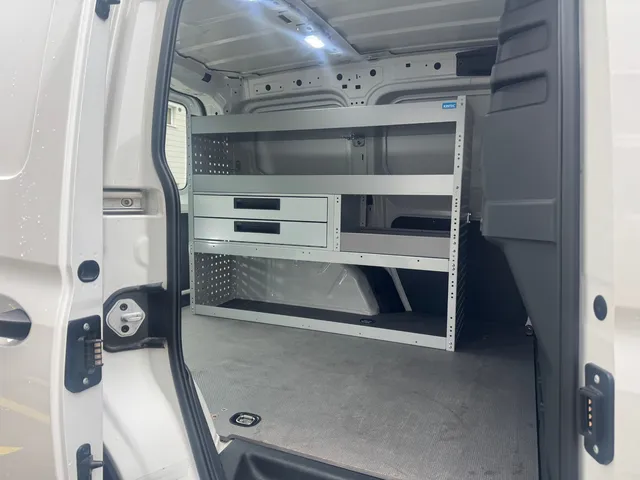 VW Caddy L1 für DM Malergeschäft AG: Fahrzeugeinrichtung und Dachträger Bild 3