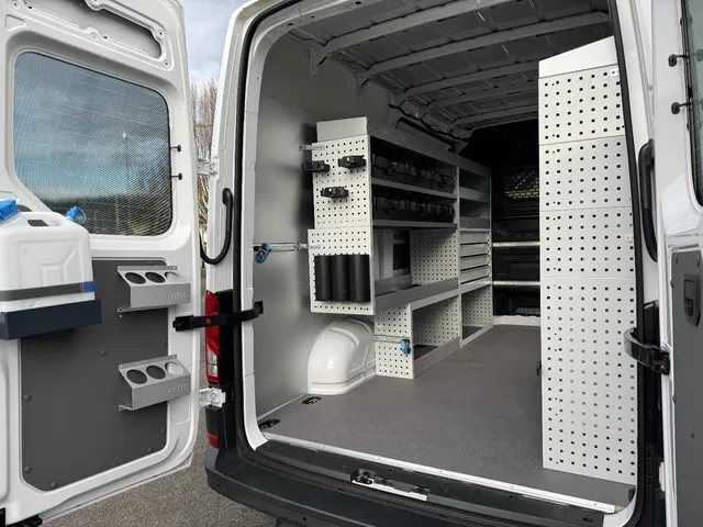 VW Crafter Netzbau, geliefert über AMAG Bild 2