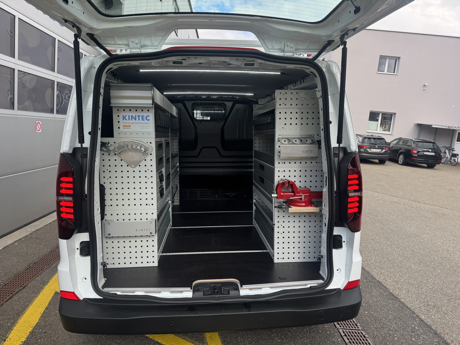 VW Transporter für einen Nutzfahrzeughändler Bild 4
